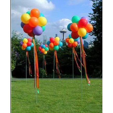 Облако из воздушных шаров с лентами