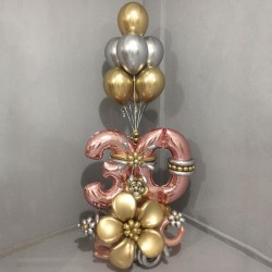 Напольная композиция из шаров с цифрами и фонтаном
