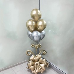 Фонтан из шаров хром золото с серебром с цветочным основанием