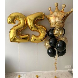 Композиция из фонтана шаров с золотой короной и цифр