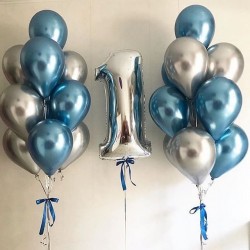 Композиция из фонтанов гелиевых шаров и цифры в серебристо-голубом стиле