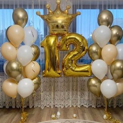 Композиция из фонтанов шаров с золотой короной и цифрами