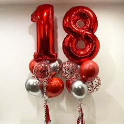 Композиция из фонтанов гелиевых шаров с красными цифрами
